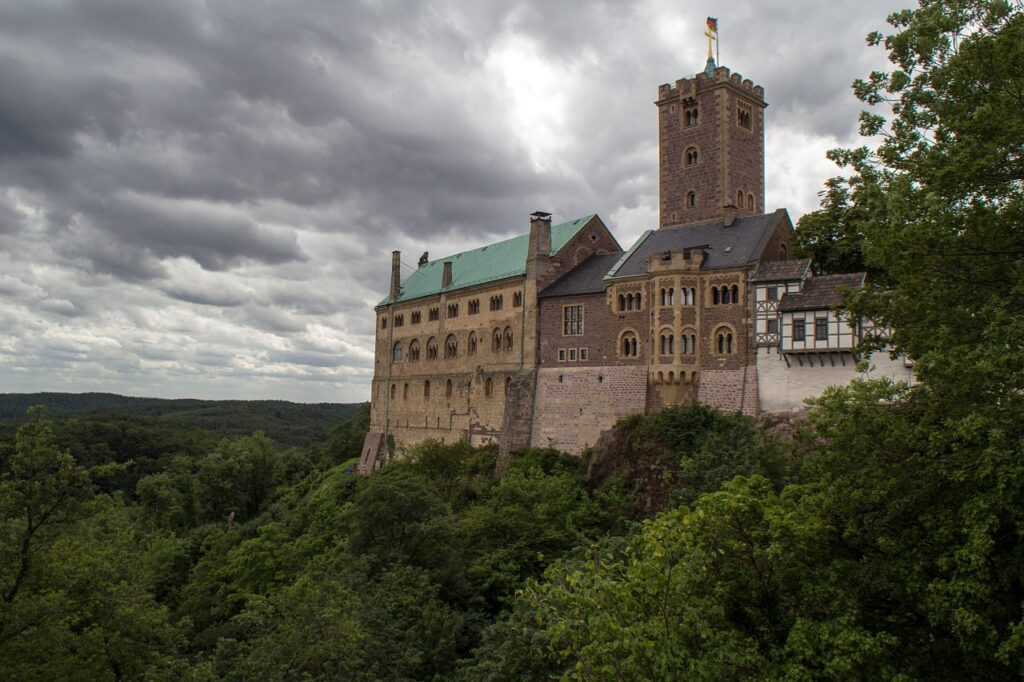 Eisenach város nevezetességeinek körbejárása kapcsán az óra lehetőséget ad Luther itteni életének, tevékenységének megismerésére is. A gyerekek szövegolvasási feladat keretében gyakorolják az évszámok olvasását, interaktív feladatokat oldanak meg és mozaikot készítenek.